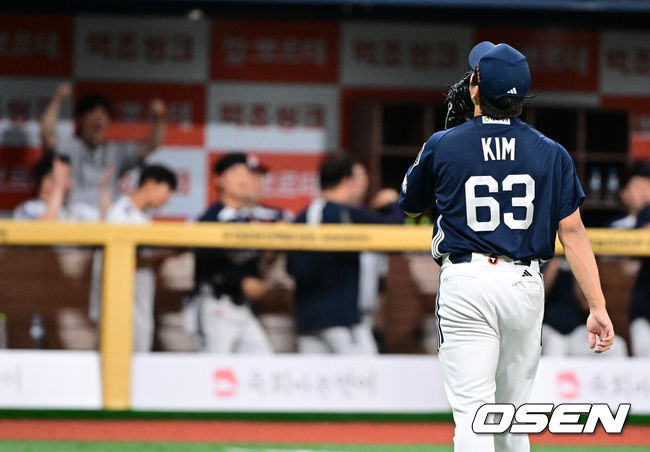 [OSEN=지형준 기자] 4일 오후 서울 고척스카이돔에서 2026 신한 SOL KBO리그 키움 히어로즈와 두산 베어스의 경기가 열렸다.이날 NC 다이노스에서 활약했던 홈런왕 출신의 외국인 타자 맷 데이비슨이 키움에 합류했다. 선발은 키움 박준현, 두산 최승용.7회말 무사 만루 위기를 막은 두산 김택연이 더그아웃으로 향하고 있다. 2026.07.04 / jpnews@osen.co.kr