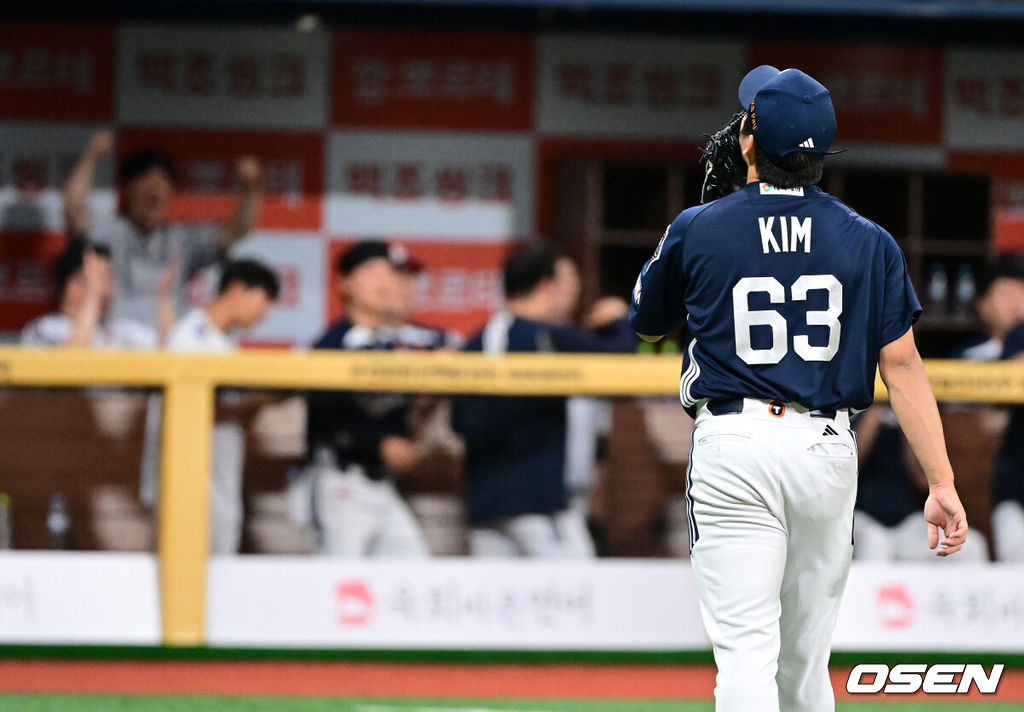 4일 오후 서울 고척스카이돔에서 2026 신한 SOL KBO리그 키움 히어로즈와 두산 베어스의 경기가 열렸다.이날 NC 다이노스에서 활약했던 홈런왕 출신의 외국인 타자 맷 데이비슨이 키움에 합류했다. 선발은 키움 박준현, 두산 최승용.7회말 무사 만루 위기를 막은 두산 김택연이 더그아웃으로 향하고 있다. 2026.07.04 / jpnews@osen.co.kr