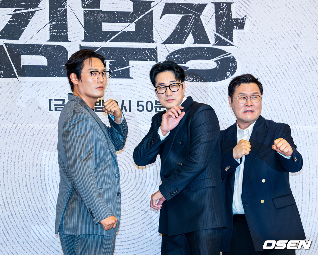 25일 오후 서울 양천구 목동 SBS 방송센터 SBS홀에서 SBS 새 금토드라마 '김부장' 제작발표회가 열렸다.오는 26일 첫 방송 되는 ‘김부장’은 세상 가장 평범한 아빠가 하나뿐인 딸을 되찾기 위해 세상에서 가장 위험한 남자가 돼 싸우는 복수 액션극이다. 소지섭, 최대훈, 윤경호, 손나은, 김성규 등 화려한 출연진으로 관심을 모으고 있다.배우 최대훈, 소지섭, 윤경호가 포즈를 취하고 있다. 2026.06.25 / rumi@osen.co.kr