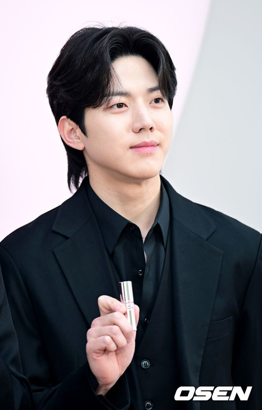 [OSEN=최규한 기자] 24일 오후 서울 성수동의 한 매장에서 뷰티 브랜드 팝업 스토어 오픈 행사가 열렸다.이날 행사에는 에프파 카리나, 데이식스, 박지후, 이민정, 이진욱, 유태오, 박성훈, 김범, 기은세 등이 참석해 자리를 빛냈다.데이식스 도운이 포토타임을 하고 있다. 2024.04.24 / dreamer@osen.co.kr