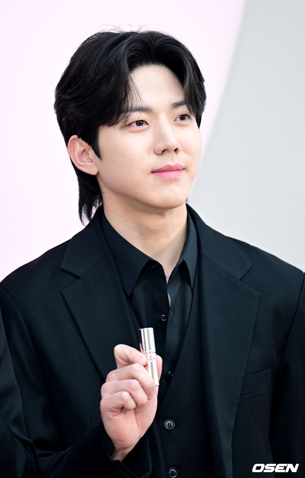 24일 오후 서울 성수동의 한 매장에서 뷰티 브랜드 팝업 스토어 오픈 행사가 열렸다.이날 행사에는 에프파 카리나, 데이식스, 박지후, 이민정, 이진욱, 유태오, 박성훈, 김범, 기은세 등이 참석해 자리를 빛냈다.데이식스 도운이 포토타임을 하고 있다. 2024.04.24 / dreamer@osen.co.kr