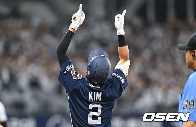 [OSEN=고척, 박준형 기자] 5일 오후 서울 고척스카이돔에서 2026 신한 SOL KBO리그 키움 히어로즈와 두산 베어스의 경기가 열렸다.이날 키움은 김윤하를, 두산은 최민석을 선발투수로 내세웠다.8회초 2사 2루 두산 김민석이 1타점 적시타를 날린뒤 세리머니를 하고 있다.   2026.07.05 / soul1014@osen.co.kr