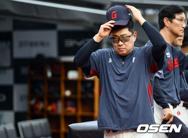 [OSEN=수원, 조은정 기자]3일 수원 KT위즈파크에서 ‘2026 신한 SOL Bank KBO리그’ KT 위즈와 롯데 자이언츠의 경기가 열렸다.홈팀 KT는 로건, 방문팀 롯데는 김진욱을 선발로 내세웠다.애국가 제창을 마친 롯데 김태형 감독이 경기를 위해 더그아웃으로 향하고 있다. 2026.07.03 /cej@osen.co.kr