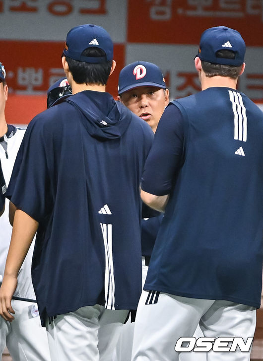 [OSEN=고척, 박준형 기자] 프로야구 두산 베어스가 최민석의 호투와 타선의 활발한 타격에&nbsp;힘입어 주말 3연전 위닝시리즈를 챙겼다&nbsp;두산은 5일 서울 고척스카이돔에서 열린 ‘2026 신한은행 SOL Bank KBO리그’ 키움 히어로즈와의 경기에서 8-1로 승리하며 2연승을 질주했다. 주말 3연전&nbsp;첫 경기를 내줬지만 위닝시리즈로 마무리했다.&nbsp;경기종료 후 두산 김원형 감독이 시즌 9승 달성한 최민석과 하이파이브를 하고 있다.  2026.07.05 / soul1014@osen.co.kr