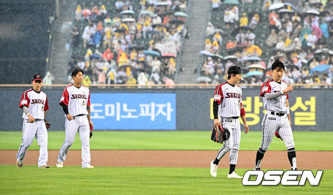 [OSEN=잠실, 이대선 기자] 5일 서울 잠실야구장에서 2026 신한 SOL KBO리그 LG 트윈스와 한화 이글스의 경기가 열렸다.이날 LG는 톨허스트, 한화는 류현진을 선발로 내세웠다.경기에 앞서 갑자기 내리는 비에 경기가 지연되고 있다. 2026.07.05 /sunday@osen.co.kr