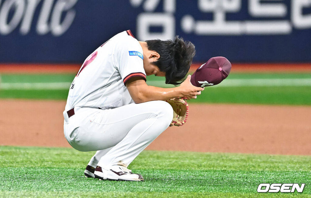 5일 오후 서울 고척스카이돔에서 2026 신한 SOL KBO리그 키움 히어로즈와 두산 베어스의 경기가 열렸다.이날 키움은 김윤하를, 두산은 최민석을 선발투수로 내세웠다.4회초 1사 2루 두산 정수빈의 내야땅볼때 송구 실책 기록한 키움 김윤하 선발투수가 아쉬워하고 있다.   2026.07.05 / soul1014@osen.co.kr