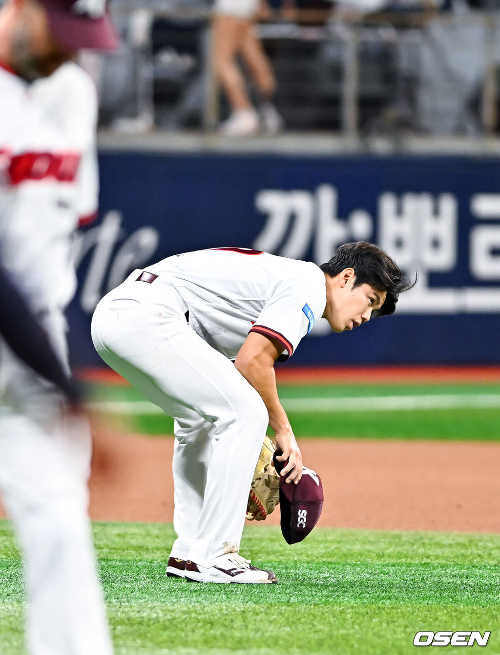 5일 오후 서울 고척스카이돔에서 2026 신한 SOL KBO리그 키움 히어로즈와 두산 베어스의 경기가 열렸다.이날 키움은 김윤하를, 두산은 최민석을 선발투수로 내세웠다.4회초 1사 2루 두산 정수빈의 내야땅볼때 송구 실책 기록한 키움 김윤하 선발투수가 아쉬워하고 있다.   2026.07.05 / soul1014@osen.co.kr