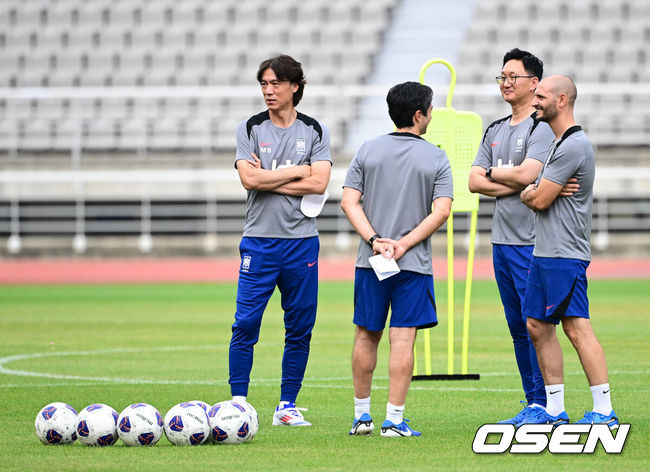 [OSEN=지형준 기자] 홍명보 감독이 이끄는 한국 축구대표팀이 2일 오후 고양종합운동장에서 2026 국제축구연맹(FIFA) 북중미 월드컵 3차 예선을 앞두고 훈련을 가졌다.한국은 9월 5일 오후 8시 서울월드컵경기장에서 팔레스타인과 1차전을 치른다. 이후 10일 오후 11시 오만 무스카트의 술탄 카부스 스포츠 콤플렉스에서 오만과 2차전 원정 경기를 펼친다.&nbsp;홍명보 감독이 주앙 아로소 수석 코치, 티아고 마이아 분석 코치와 함께 훈련을 지켜보고 있다. 2024.09.02 / jpnews@osen.co.kr