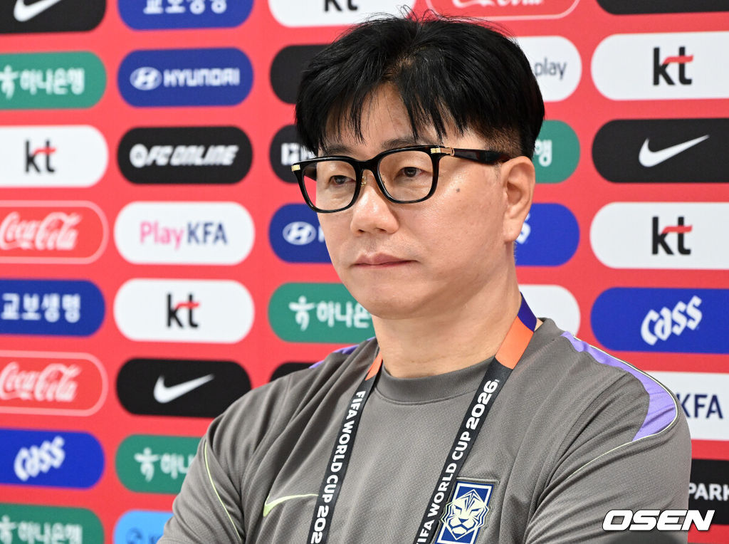 홍명보 감독이 이끄는 대한민국 축구국가대표팀이 16일(한국시각) 멕시코 과달라하라 인근 사포판의 치바스 베르데 바예에서 훈련을 진행했다.대표팀은 전날 A조 1차전에서 체코를 상대로 2-1 역전승을 거뒀다. 남아프리카공화국을 2-0으로 제압한 개최국 멕시코에 이은 조 2위다.송준섭 축구대표팀 주치의가 인터뷰를 하고 있다. 2026.06.16 /sunday@osen.co.kr