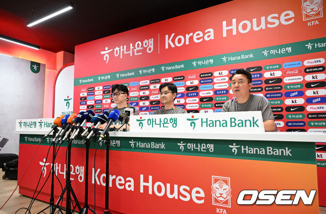 [OSEN=사포판(멕시코), 이대선 기자] 홍명보 감독이 이끄는 대한민국 축구국가대표팀이 16일(한국시각) 멕시코 과달라하라 인근 사포판의 치바스 베르데 바예에서 훈련을 진행했다.대표팀은 전날 A조 1차전에서 체코를 상대로 2-1 역전승을 거뒀다. 남아프리카공화국을 2-0으로 제압한 개최국 멕시코에 이은 조&nbsp;2위다.송준섭 축구대표팀 주치의, 한덕현 축구대표팀 멘탈 코치가 인터뷰를 하고 있다. 2026.06.16 /sunday@osen.co.kr