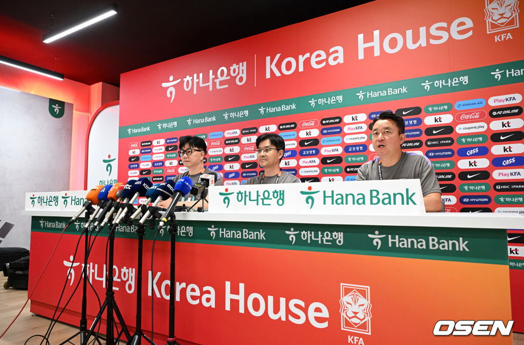 홍명보 감독이 이끄는 대한민국 축구국가대표팀이 16일(한국시각) 멕시코 과달라하라 인근 사포판의 치바스 베르데 바예에서 훈련을 진행했다.대표팀은 전날 A조 1차전에서 체코를 상대로 2-1 역전승을 거뒀다. 남아프리카공화국을 2-0으로 제압한 개최국 멕시코에 이은 조 2위다.송준섭 축구대표팀 주치의, 한덕현 축구대표팀 멘탈 코치가 인터뷰를 하고 있다. 2026.06.16 /sunday@osen.co.kr