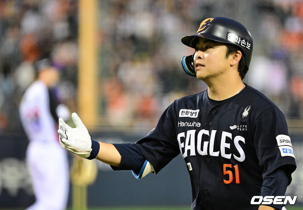 3일 서울 잠실야구장에서 2026 신한 SOL KBO리그 LG 트윈스와 한화 이글스의 경기가 열렸다.이날 LG는 웰스, 한화는 화이트를 선발투수로 내세웠다. 6회초 무사에서 한화 문현빈이 우익수 플라이로 물러나며 아쉬워하고 있다. 2026.07.03 / jpnews@osen.co.kr