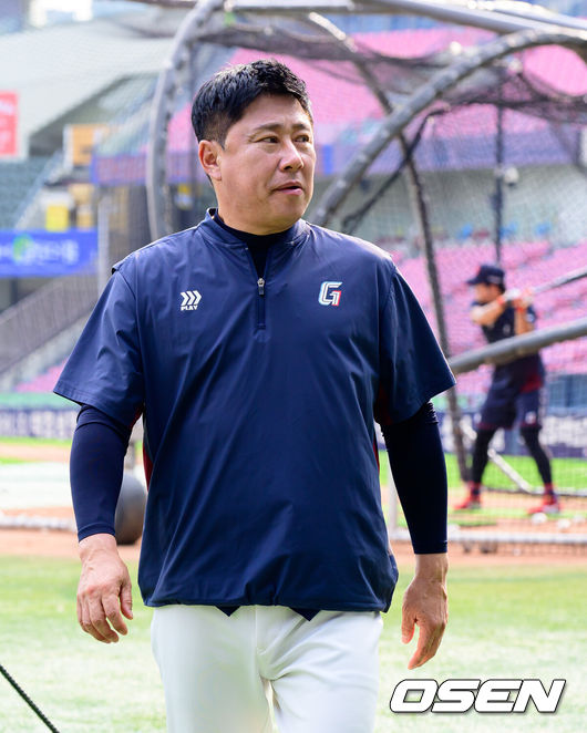 [OSEN=잠실, 지형준 기자] 30일 서울 잠실야구장에서 2026 신한 SOL KBO리그 두산 베어스와 롯데 자이언츠의 경기가 열렸다.이날 두산은 최민석, 롯데는 박세웅을 선발로 내세웠다.경기에 앞서 롯데 김태형 감독이 훈련을 지켜보고 있다. 2026.06.30 / jpnews@osen.co.kr
