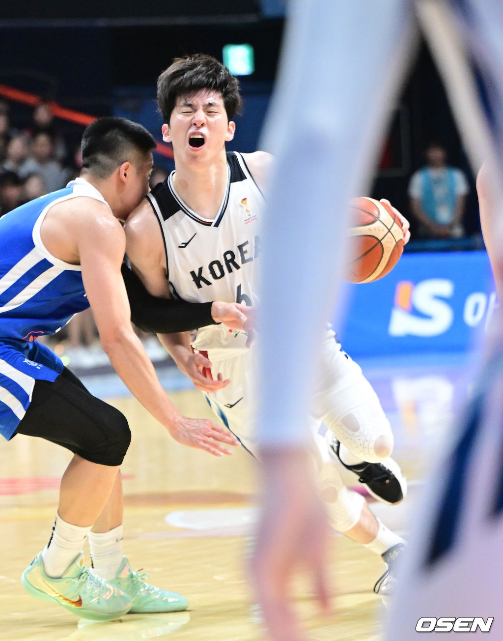 3일 오후 경기도 고양 소노 아레나에서 ’2027 FIBA 카타르 농구월드컵’ 아시아 예선 1라운드 5차전 대한민국과 대만의 경기가 열렸다.니콜라스 마줄스 감독이 이끄는 한국 남자농구대표팀은 이날 경기에서 대만을 잡으면 최소 조 3위를 확정짓고 아시아예선 2라운드로 향한다.2쿼터, 한국 이정현이 돌파를 펼치다 대만 수비에 파울을 당하고 있다. 2026.07.03 / dreamer@osen.co.kr
