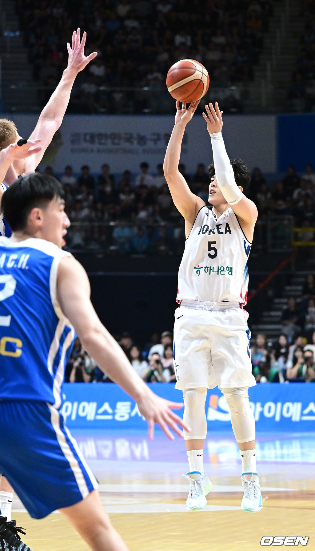3일 오후 경기도 고양 소노 아레나에서 ’2027 FIBA 카타르 농구월드컵’ 아시아 예선 1라운드 5차전 대한민국과 대만의 경기가 열렸다.니콜라스 마줄스 감독이 이끄는 한국 남자농구대표팀은 이날 경기에서 대만을 잡으면 최소 조 3위를 확정짓고 아시아예선 2라운드로 향한다.1쿼터, 한국 변준형이 3점슛을 터트리고 있다. 2026.07.03 / dreamer@osen.co.kr