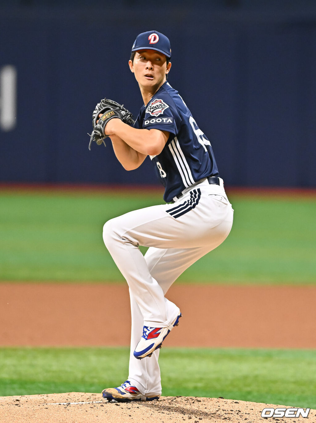 5일 오후 서울 고척스카이돔에서 2026 신한 SOL KBO리그 키움 히어로즈와 두산 베어스의 경기가 열렸다.이날 키움은 김윤하를, 두산은 최민석을 선발투수로 내세웠다.2회말 두산 선발투수 최민석이 역투하고 있다. 2026.07.05 / soul1014@osen.co.kr