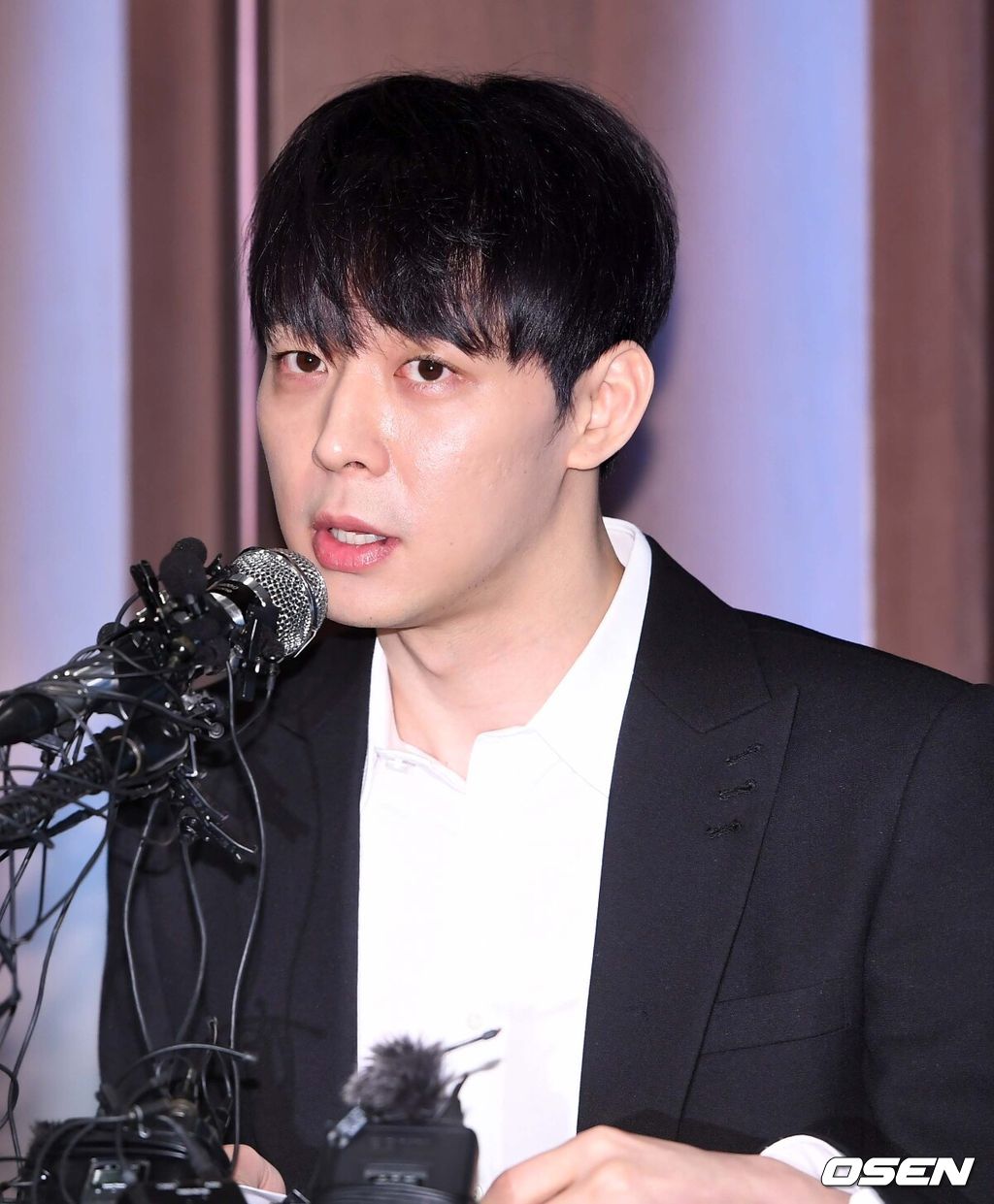 10일 오후 서울 중구 세종대로 124 프레스센터 매화홀에서 그룹 JYJ 멤버이자 배우 박유천의 긴급 기자회견이 진행됐다.앞서 박유천의 약혼녀였던 남양유업 창업주 고 홍두영 명예회장의 외손녀 황하나가 마약 혐의로 조사를 받는 가운데, 연예인 A씨의 권유가 있었다고 밝혀 논란이 일었고 이에 약혼자였던 박유천이 연예인 A로 언급됐던 것. 박유천 측은 이에 대해 입장을 밝히기 위해 긴급 기자회견을 열었다.그룹 JYJ 멤버이자 배우 박유천이 기자회견장에서 입장을 밝히고 있다. /rumi@osen.co.kr