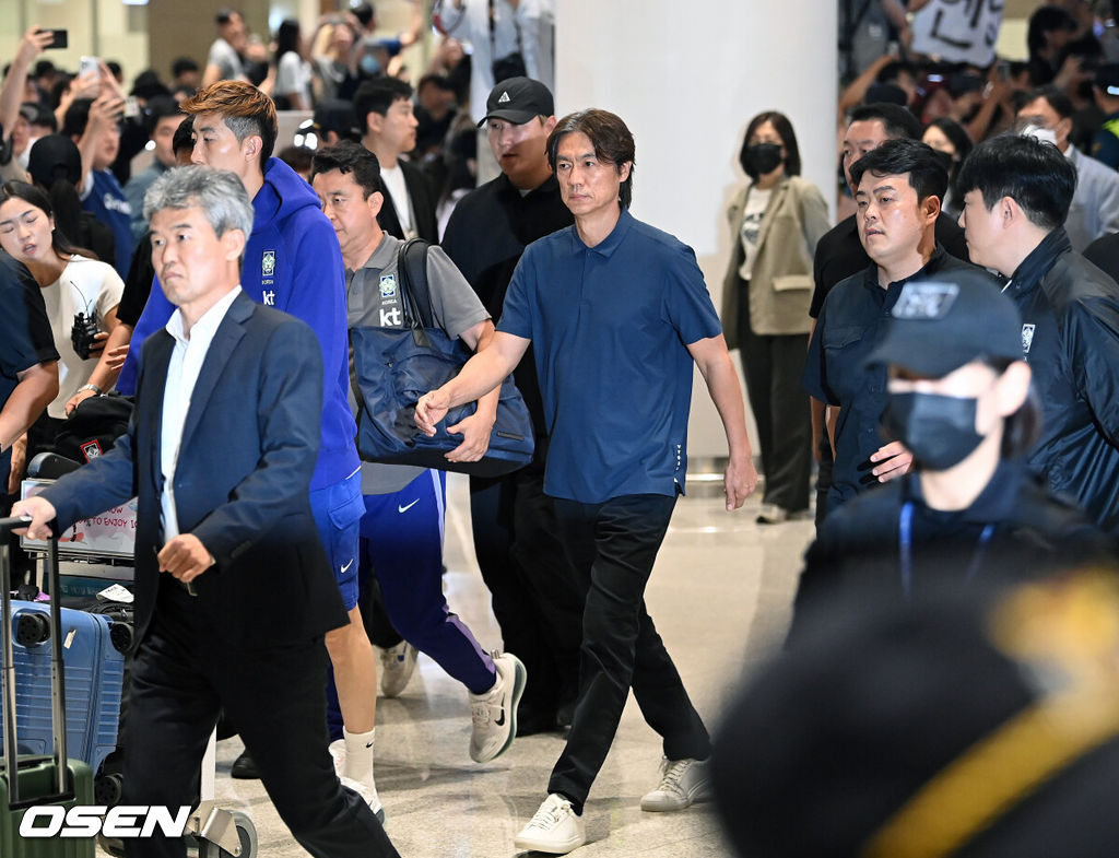 32강 진출에 실패한 대한민국 축구대표팀 중 홍명보 감독을 비롯해 김민재, 황희찬, 설영우, 이강인 등 선수 8명이 30일 새벽 인천국제공항을 통해 귀국했다. 손흥민 등 나머지 선수들은 쪼개져서 각자 귀국한다. 대표팀 귀국 본진은 30일 새벽 인천공항에 도착한다.홍명보 감독과 대표팀 선수들이 입국하고 있다. 2026.06.30 / rumi@osen.co.kr