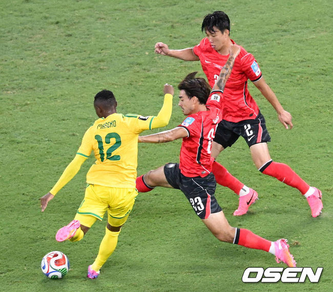 [OSEN=몬테레이(멕시코), 이대선 기자] 홍명보 감독이 이끄는 대한민국 축구대표팀은 25일(이하 한국시간) 오전 10시 멕시코 몬테레이 스타디움에서 개최된 2026 국제축구연맹(FIFA) 북중미 월드컵 조별리그 A조 최종전에서 남아프리카공화국에게 0-1 충격패를 당했다.&nbsp;1승2패가 된 한국은 A조 3위로 밀리며 32강 자력진출에 실패했다. 한국은 나머지 조들의 상황을 따져보고 32강에 진출할 가능성은 남아있다.후반 대한민국 옌스 카스트로프가 남아공 마세코의 슛을 막으려 발을 뻗고 있다. 2026.06.25 /sunday@osen.co.kr