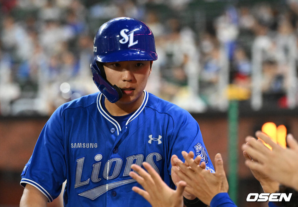 5일 인천 SSG랜더스필드에서 2026 신한 SOL KBO리그 SSG 랜더스와 삼성 라이온즈의 경기가 열렸다.이날 SSG은 박건우, 삼성은 양창섭을 선발로 내세웠다.7회말 2사 만루에서 삼성 류지혁의 우전 2타점 적시타 때 홈을 밟은 김현준이 더그아웃에서 기쁨을 나누고 있다. 2026.07.05 /sunday@osen.co.kr