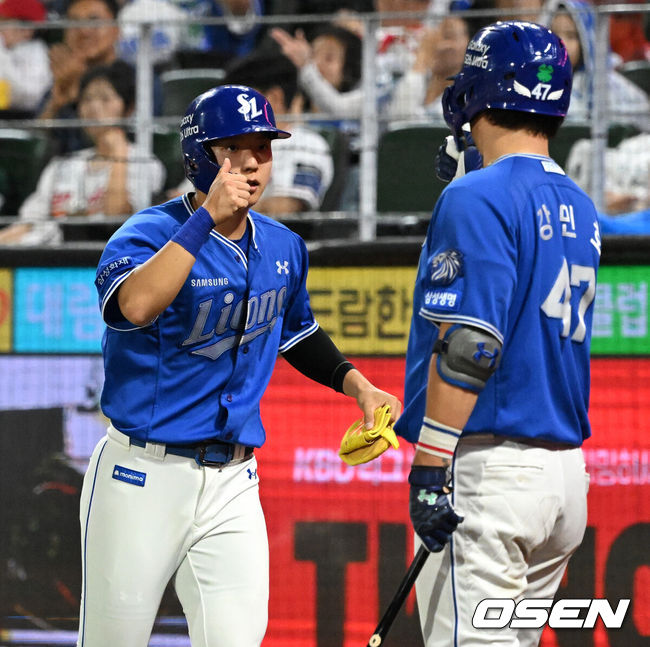 [OSEN=인천, 이대선 기자] 5일 인천 SSG랜더스필드에서 2026 신한 SOL KBO리그 SSG 랜더스와 삼성 라이온즈의 경기가 열렸다.이날 SSG은 박건우, 삼성은 양창섭을 선발로 내세웠다.7회말 2사 만루에서 삼성 류지혁의 우전 2타점 적시타 때 홈을 밟은 김현준이 강민호와 기쁨을 나누고 있다. 2026.07.05 /sunday@osen.co.kr