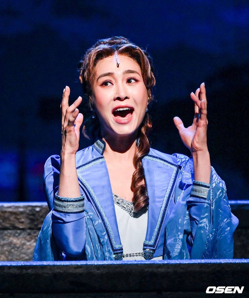 19일 오후 서울 서초구 예술의 전당에서 뮤지컬 ‘베토벤’ 프레스콜이 진행됐다.위대한 예술가이자 한 인간으로서의 고뇌를 그려내는 베토벤 역은 박효신과 박은태, 카이가 번갈아 연기한다. 연인 안토니 브렌타노와의 운명적 사랑으로 세상을 향해 마음을 여는 과정과 상처 받은 영혼이 구원받는 서사를 담아낸다. '월광 소나타', '비창' 등 베토벤의 원곡을 모티브로 제작된 넘버를 폭발적인 가창력으로 선보일 예정이다.뮤지컬 베토벤은 세기의 음악가 베토벤의 삶과 음악, 사랑을 뮤지컬로 담아내며 지난 12일 첫 공연을 올렸다.배우 옥주현이 열연을 펼치고 있다. 2023.01.19 / soul1014@osen.co.kr