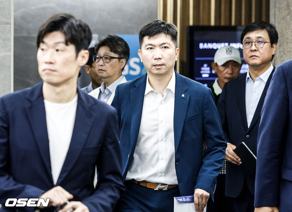 6일 오후 서울 올림픽파크텔에서 K-축구 혁신위원회 출범식이 열렸다.최휘영 문체부 장관과 박지성 FIFA 위원이 공동위원장을 맡고 축구·체육계 인사들이 참여하는 혁신위원회는 한국 축구의 구조적 문제를 진단하고 거버넌스 개선, 유소년 육성, 첨단 기술 도입 등 중장기 발전 방안을 마련할 계획이다.유승민 대한체육회회장이 입장하고 있다. 2026.07.06 /sunday@osen.co.kr