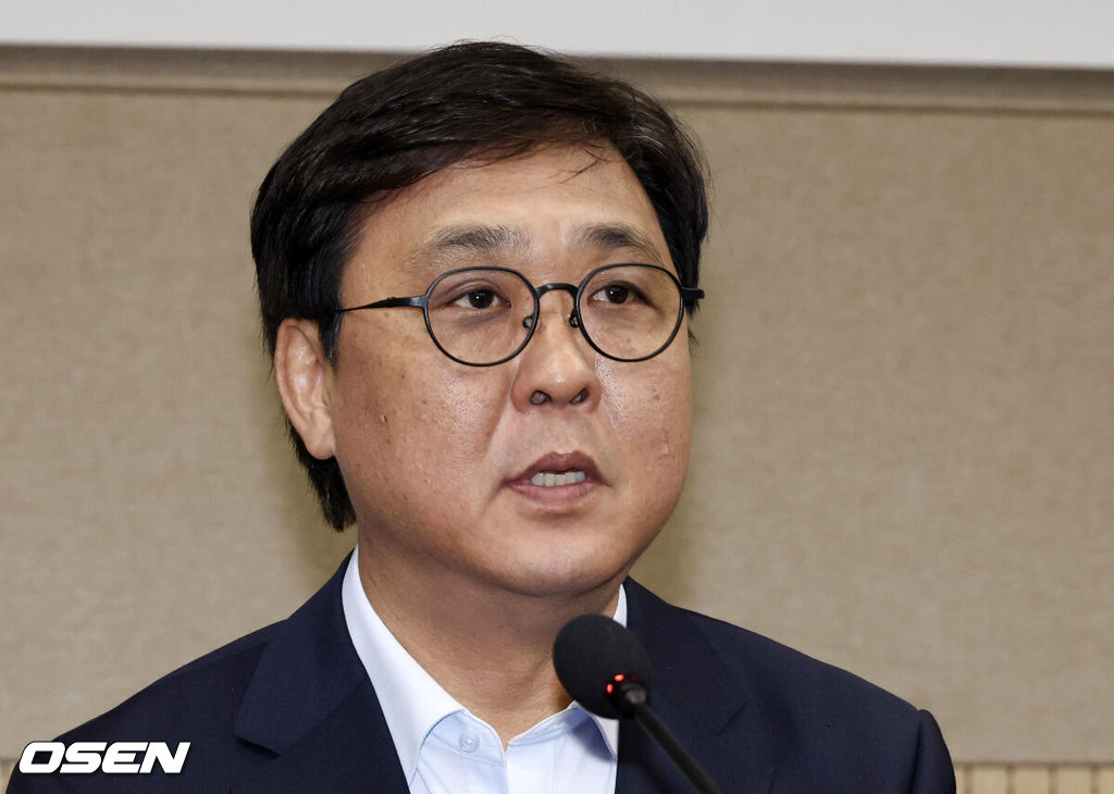 6일 오후 서울 올림픽파크텔에서 K-축구 혁신위원회 출범식이 열렸다.최휘영 문체부 장관과 박지성 FIFA 위원이 공동위원장을 맡고 축구·체육계 인사들이 참여하는 혁신위원회는 한국 축구의 구조적 문제를 진단하고 거버넌스 개선, 유소년 육성, 첨단 기술 도입 등 중장기 발전 방안을 마련할 계획이다.최휘영 공동위원장이 모두발언을 하고 있다. 2026.07.06 /sunday@osen.co.kr