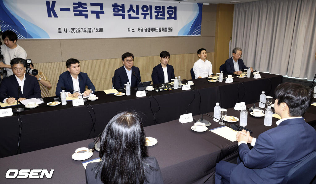 6일 오후 서울 올림픽파크텔에서 K-축구 혁신위원회 출범식이 열렸다.최휘영 문체부 장관과 박지성 FIFA 위원이 공동위원장을 맡고 축구·체육계 인사들이 참여하는 혁신위원회는 한국 축구의 구조적 문제를 진단하고 거버넌스 개선, 유소년 육성, 첨단 기술 도입 등 중장기 발전 방안을 마련할 계획이다.최휘영 공동위원장이 입장하고 있다. 2026.07.06 /sunday@osen.co.kr