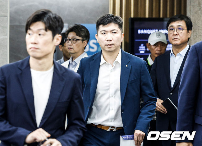 [OSEN=이대선 기자] 6일 오후 서울 올림픽파크텔에서 K-축구 혁신위원회 출범식이 열렸다.최휘영 문체부 장관과 박지성 FIFA 위원이 공동위원장을 맡고 축구·체육계 인사들이 참여하는 혁신위원회는 한국 축구의 구조적 문제를 진단하고 거버넌스 개선, 유소년 육성, 첨단 기술 도입 등 중장기 발전 방안을 마련할 계획이다.유승민 대한체육회회장이 입장하고 있다. 2026.07.06 /sunday@osen.co.kr
