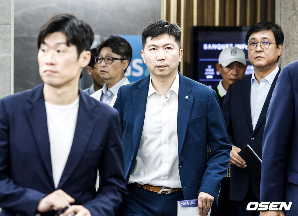6일 오후 서울 올림픽파크텔에서 K-축구 혁신위원회 출범식이 열렸다.최휘영 문체부 장관과 박지성 FIFA 위원이 공동위원장을 맡고 축구·체육계 인사들이 참여하는 혁신위원회는 한국 축구의 구조적 문제를 진단하고 거버넌스 개선, 유소년 육성, 첨단 기술 도입 등 중장기 발전 방안을 마련할 계획이다.유승민 대한체육회회장이 입장하고 있다. 2026.07.06 /sunday@osen.co.kr