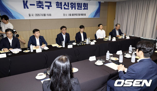 [OSEN=이대선 기자] 6일 오후 서울 올림픽파크텔에서 K-축구 혁신위원회 출범식이 열렸다.최휘영 문체부 장관과 박지성 FIFA 위원이 공동위원장을 맡고 축구·체육계 인사들이 참여하는 혁신위원회는 한국 축구의 구조적 문제를 진단하고 거버넌스 개선, 유소년 육성, 첨단 기술 도입 등 중장기 발전 방안을 마련할 계획이다.최휘영 공동위원장이 입장하고 있다. 2026.07.06 /sunday@osen.co.kr