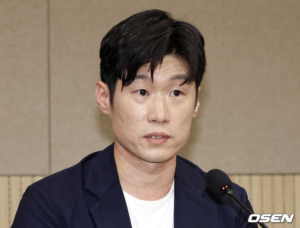 6일 오후 서울 올림픽파크텔에서 K-축구 혁신위원회 출범식이 열렸다.최휘영 문체부 장관과 박지성 FIFA 위원이 공동위원장을 맡고 축구·체육계 인사들이 참여하는 혁신위원회는 한국 축구의 구조적 문제를 진단하고 거버넌스 개선, 유소년 육성, 첨단 기술 도입 등 중장기 발전 방안을 마련할 계획이다.박지성 공동위원장이 모두발언을 하고 있다. 2026.07.06 /sunday@osen.co.kr