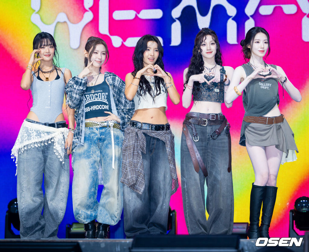 그룹 아이들 미니 9집 'We made' 발매 기념 미디어 쇼케이스가 6일 오후 서울 광진구 예스24 라이브홀에서 열렸다.그룹 아이들(i-dle-미연, 민니, 소연, 우기, 슈화)의 미니 9집 새 앨범에는 타이틀곡 'Gimme Dat Love', 앨범 선공개곡 'Crow', 올해 발표한 디지털 싱글 'Mono (Feat. skaiwater)'와 더불어 'Morning', 'Love Is Pain' 등 총 5곡이 수록된다.그룹 아이들이 무대 위에서 포토타임을 갖고 있다. 2026.07.06 /rumi@osen.co.kr