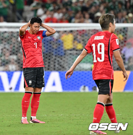 [OSEN=몬테레이(멕시코), 이대선 기자] 홍명보 감독이 이끄는 대한민국 축구대표팀은 25일(이하 한국시간) 오전 10시 멕시코 몬테레이 스타디움에서 개최된 2026 국제축구연맹(FIFA) 북중미 월드컵 조별리그 A조 최종전에서 남아프리카공화국에게 0-1 충격패를 당했다.&nbsp;1승2패가 된 한국은 A조 3위로 밀리며 32강 자력진출에 실패했다. 한국은 나머지 조들의 상황을 따져보고 32강에 진출할 가능성은 남아있다.후반 선제골을 허용한 대한민국 손흥민이 아쉬워하고 있다. 2026.06.25 /sunday@osen.co.kr