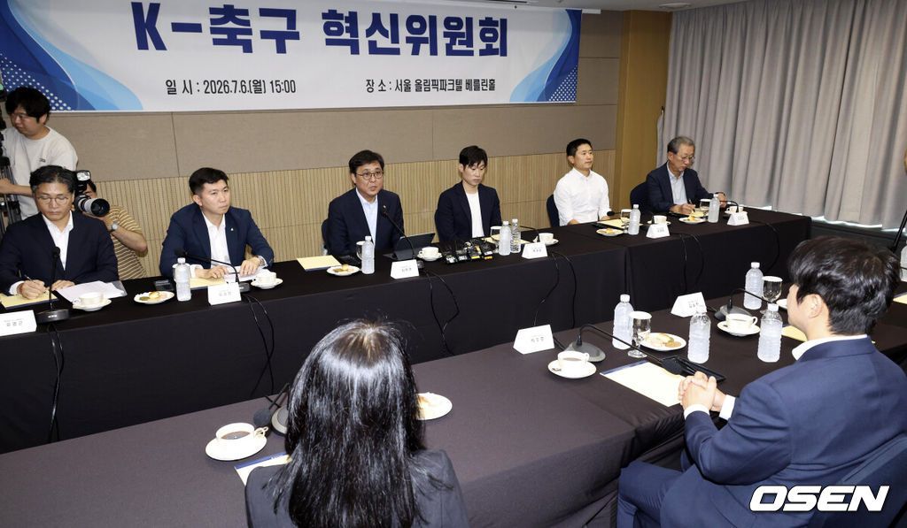 6일 오후 서울 올림픽파크텔에서 K-축구 혁신위원회 출범식이 열렸다.최휘영 문체부 장관과 박지성 FIFA 위원이 공동위원장을 맡고 축구·체육계 인사들이 참여하는 혁신위원회는 한국 축구의 구조적 문제를 진단하고 거버넌스 개선, 유소년 육성, 첨단 기술 도입 등 중장기 발전 방안을 마련할 계획이다.최휘영 공동위원장이 입장하고 있다. 2026.07.06 /sunday@osen.co.kr