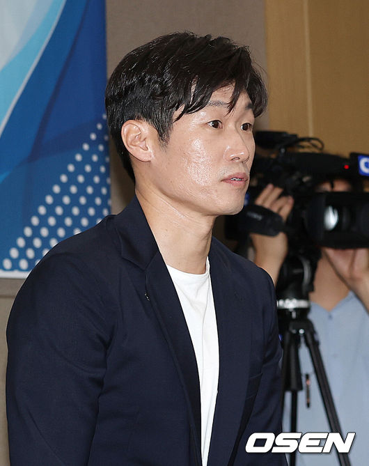 [OSEN=이대선 기자] 6일 오후 서울 올림픽파크텔에서 K-축구 혁신위원회 출범식이 열렸다.최휘영 문체부 장관과 박지성 FIFA 위원이 공동위원장을 맡고 축구·체육계 인사들이 참여하는 혁신위원회는 한국 축구의 구조적 문제를 진단하고 거버넌스 개선, 유소년 육성, 첨단 기술 도입 등 중장기 발전 방안을 마련할 계획이다.박지성 공동위원장이 참석하고 있다. 2026.07.06 /sunday@osen.co.kr