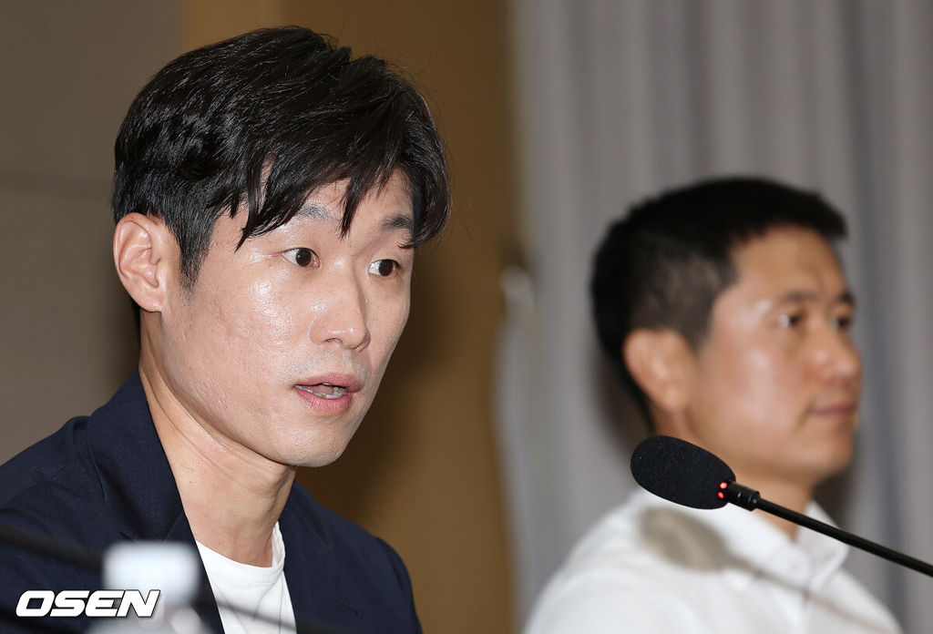 6일 오후 서울 올림픽파크텔에서 K-축구 혁신위원회 출범식이 열렸다.최휘영 문체부 장관과 박지성 FIFA 위원이 공동위원장을 맡고 축구·체육계 인사들이 참여하는 혁신위원회는 한국 축구의 구조적 문제를 진단하고 거버넌스 개선, 유소년 육성, 첨단 기술 도입 등 중장기 발전 방안을 마련할 계획이다.박지성 공동위원장, 이영표 해설위원이 참석하고 있다. 2026.07.06 /sunday@osen.co.kr