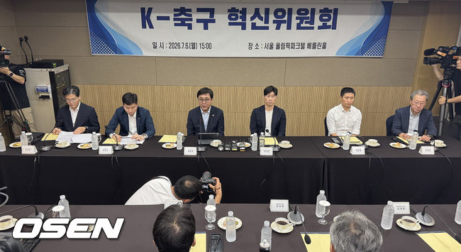[OSEN=이대선 기자] 6일 오후 서울 올림픽파크텔에서 K-축구 혁신위원회 출범식이 열렸다.최휘영 문체부 장관과 박지성 FIFA 위원이 공동위원장을 맡고 축구·체육계 인사들이 참여하는 혁신위원회는 한국 축구의 구조적 문제를 진단하고 거버넌스 개선, 유소년 육성, 첨단 기술 도입 등 중장기 발전 방안을 마련할 계획이다.참석자들이 모두발언을 듣고 있다. 2026.07.06 /sunday@osen.co.kr
