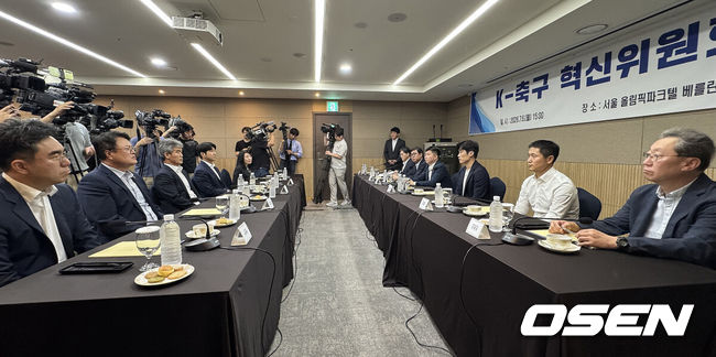 [OSEN=이대선 기자] 6일 오후 서울 올림픽파크텔에서 K-축구 혁신위원회 출범식이 열렸다.최휘영 문체부 장관과 박지성 FIFA 위원이 공동위원장을 맡고 축구·체육계 인사들이 참여하는 혁신위원회는 한국 축구의 구조적 문제를 진단하고 거버넌스 개선, 유소년 육성, 첨단 기술 도입 등 중장기 발전 방안을 마련할 계획이다.참석자들이 모두발언을 듣고 있다. 2026.07.06 /sunday@osen.co.kr