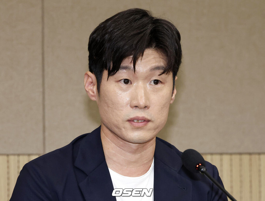 6일 오후 서울 올림픽파크텔에서 K-축구 혁신위원회 출범식이 열렸다.최휘영 문체부 장관과 박지성 FIFA 위원이 공동위원장을 맡고 축구·체육계 인사들이 참여하는 혁신위원회는 한국 축구의 구조적 문제를 진단하고 거버넌스 개선, 유소년 육성, 첨단 기술 도입 등 중장기 발전 방안을 마련할 계획이다.박지성 공동위원장이 모두발언을 하고 있다. 2026.07.06 /sunday@osen.co.kr