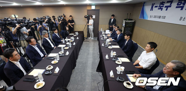 [OSEN=이대선 기자] 6일 오후 서울 올림픽파크텔에서 K-축구 혁신위원회 출범식이 열렸다.최휘영 문체부 장관과 박지성 FIFA 위원이 공동위원장을 맡고 축구·체육계 인사들이 참여하는 혁신위원회는 한국 축구의 구조적 문제를 진단하고 거버넌스 개선, 유소년 육성, 첨단 기술 도입 등 중장기 발전 방안을 마련할 계획이다.K-축구 혁신위원회가 진행되고 있다. 2026.07.06 /sunday@osen.co.kr