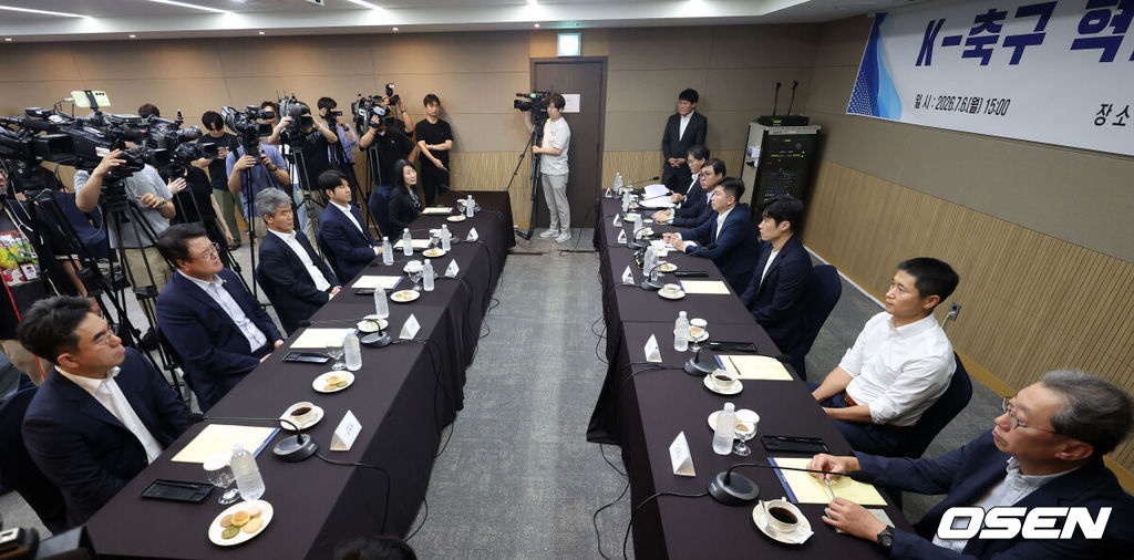 6일 오후 서울 올림픽파크텔에서 K-축구 혁신위원회 출범식이 열렸다.최휘영 문체부 장관과 박지성 FIFA 위원이 공동위원장을 맡고 축구·체육계 인사들이 참여하는 혁신위원회는 한국 축구의 구조적 문제를 진단하고 거버넌스 개선, 유소년 육성, 첨단 기술 도입 등 중장기 발전 방안을 마련할 계획이다.K-축구 혁신위원회가 진행되고 있다. 2026.07.06 /sunday@osen.co.kr
