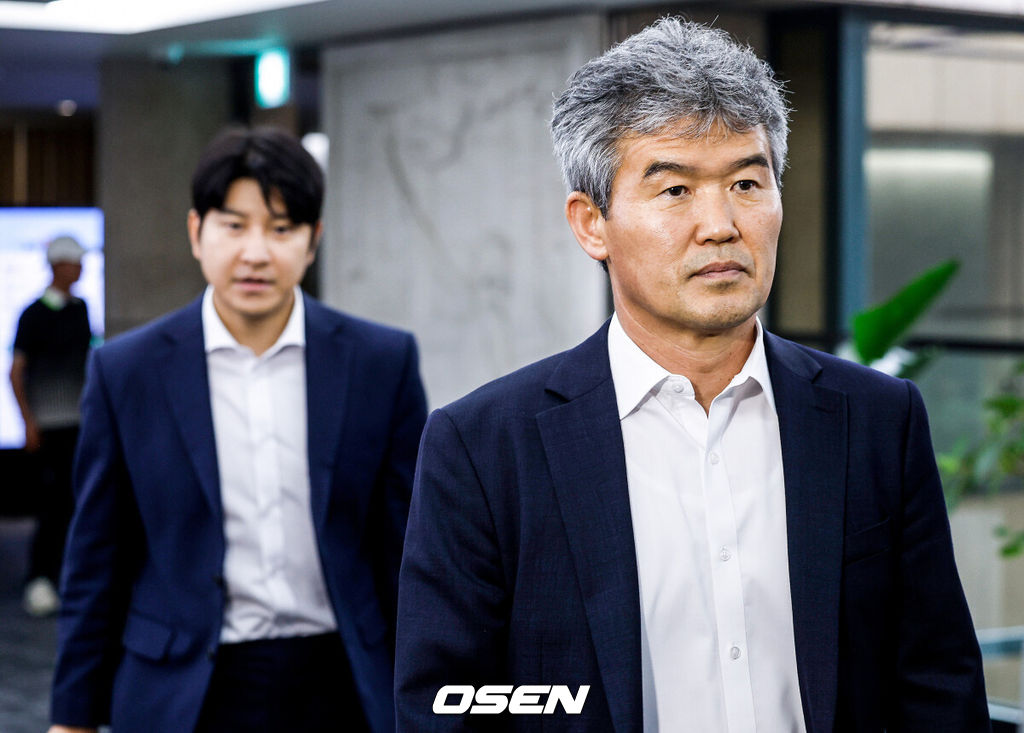 6일 오후 서울 올림픽파크텔에서 K-축구 혁신위원회 출범식이 열렸다.최휘영 문체부 장관과 박지성 FIFA 위원이 공동위원장을 맡고 축구·체육계 인사들이 참여하는 혁신위원회는 한국 축구의 구조적 문제를 진단하고 거버넌스 개선, 유소년 육성, 첨단 기술 도입 등 중장기 발전 방안을 마련할 계획이다.김승희 전무이사가 입장하고 있다. 2026.07.06 /sunday@osen.co.kr