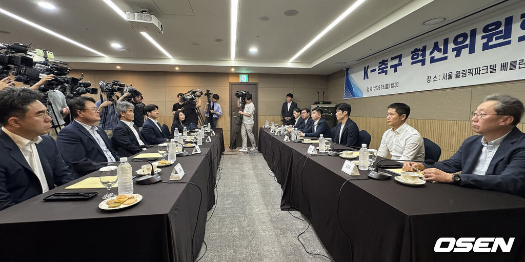 6일 오후 서울 올림픽파크텔에서 K-축구 혁신위원회 출범식이 열렸다.최휘영 문체부 장관과 박지성 FIFA 위원이 공동위원장을 맡고 축구·체육계 인사들이 참여하는 혁신위원회는 한국 축구의 구조적 문제를 진단하고 거버넌스 개선, 유소년 육성, 첨단 기술 도입 등 중장기 발전 방안을 마련할 계획이다.참석자들이 모두발언을 듣고 있다. 2026.07.06 /sunday@osen.co.kr