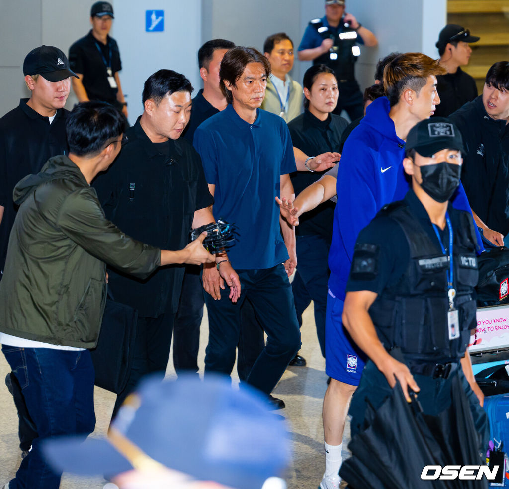 32강 진출에 실패한 대한민국 축구대표팀 중 홍명보 감독을 비롯해 김민재, 황희찬, 설영우, 이강인 등 선수 8명이 30일 새벽  인천국제공항을 통해 귀국했다. 손흥민 등 나머지 선수들은 쪼개져서 각자 귀국한다. 대표팀 귀국 본진은 30일 새벽 인천공항에 도착한다.홍명보 감독이 입국하고 있다. 2026.06.30 / rumi@osen.co.kr