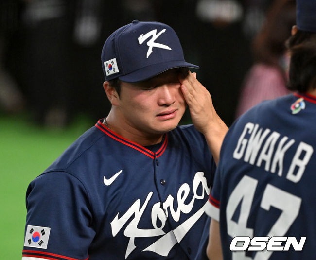 [OSEN=도쿄(일본), 손용호 기자] 도쿄의 기적이 나왔다. 한국 WBC 대표팀이 17년 만에 1라운드를 통과했다.&nbsp;한국은 9일 일본 도쿄돔에서 열린 ‘2026 월드베이스볼클래식(WBC)’ 1라운드 C조 호주와의 경기에서 로 승리를 거뒀다. 이로써 한국은 조별라운드 2승2패를 기록하면서 호주, 대만 등을 최소실점률로 제치면서 2009년 이후 17년 만에 1라운드를 통과했다. 이제 한국은 마이애미행 전세기를 탄다.경기 종료 후 한국 고우석이 기쁨의 눈물을 흘리고 있다. 2026.03.09&nbsp;/spjj@osen.co.kr