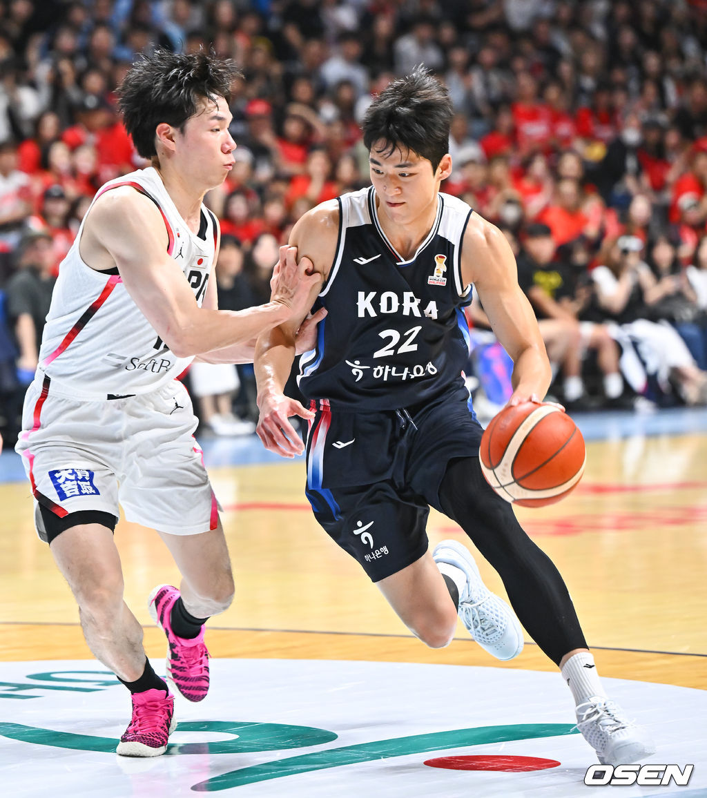 6일 오후 경기도 고양 소노 아레나에서 ’2027 FIBA 농구월드컵’ 아시아지역 윈도우 B조 6차전 대한민국과 일본의 경기가 열렸다.니콜라스 마줄스 감독이 이끄는 한국 남자농구대표팀(2승3패)은 일본(4승1패)을 반드시 잡아야 한다. 일본을 못 이기면 한국은 탈락이다.2쿼터 여준석이 드리블을 하고 있다. 2026.07.06 / soul1014@osen.co.kr