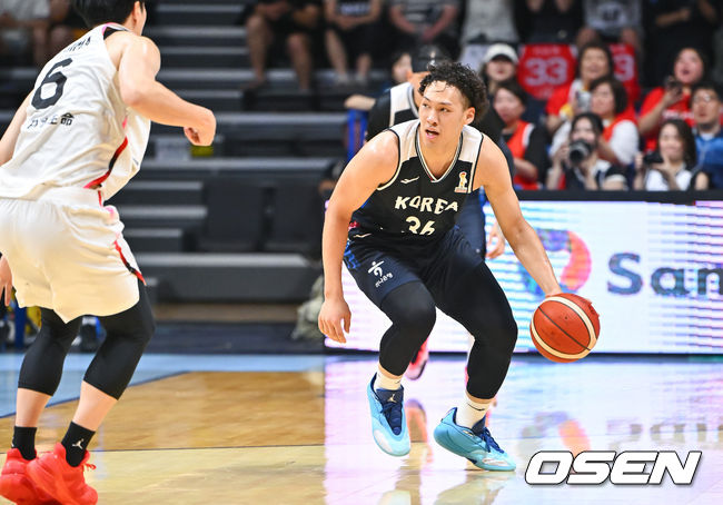 [OSEN=고양, 박준형 기자] 6일 오후 경기도 고양 소노 아레나에서 ’2027 FIBA 농구월드컵’ 아시아지역 윈도우 B조 6차전 대한민국과 일본의 경기가 열렸다.니콜라스 마줄스 감독이 이끄는 한국 남자농구대표팀(2승3패)은 일본(4승1패)을 반드시 잡아야 한다. 일본을 못 이기면 한국은 탈락이다.2쿼터 다니엘이 가로채기 성공하고 있다.       2026.07.06 / soul1014@osen.co.kr