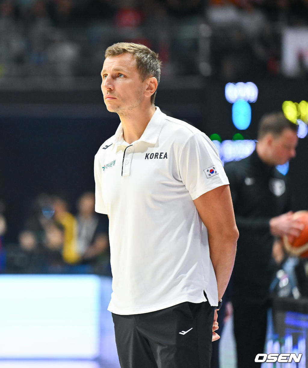 6일 오후 경기도 고양 소노 아레나에서 ’2027 FIBA 농구월드컵’ 아시아지역 윈도우 B조 6차전 대한민국과 일본의 경기가 열렸다.니콜라스 마줄스 감독이 이끄는 한국 남자농구대표팀(2승3패)은 일본(4승1패)을 반드시 잡아야 한다. 일본을 못 이기면 한국은 탈락이다.경기 앞두고 니콜라스 마줄스 감독이 코트를 바라보고 있다. 2026.07.06 / soul1014@osen.co.kr